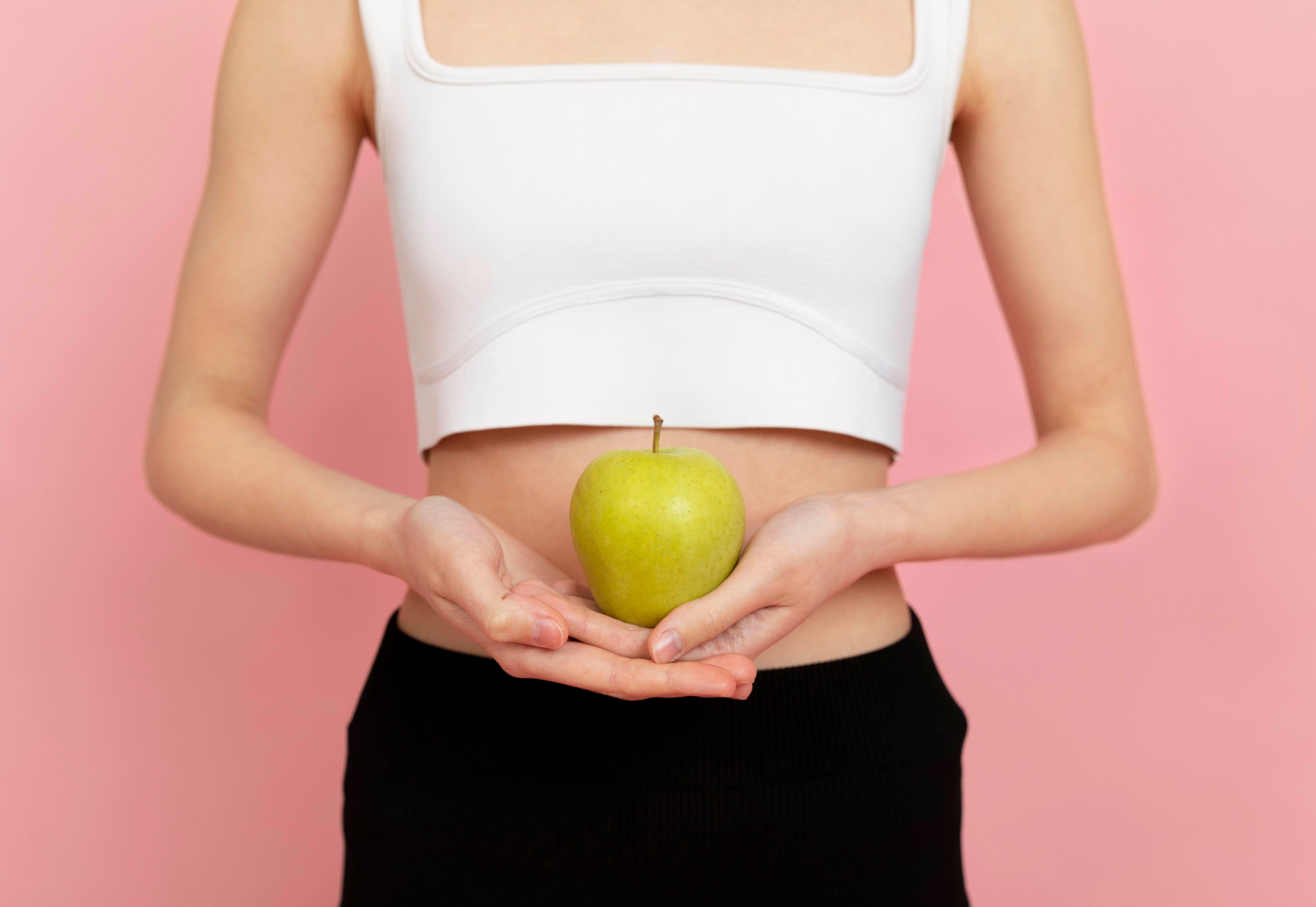 close-up-woman-holding-apple