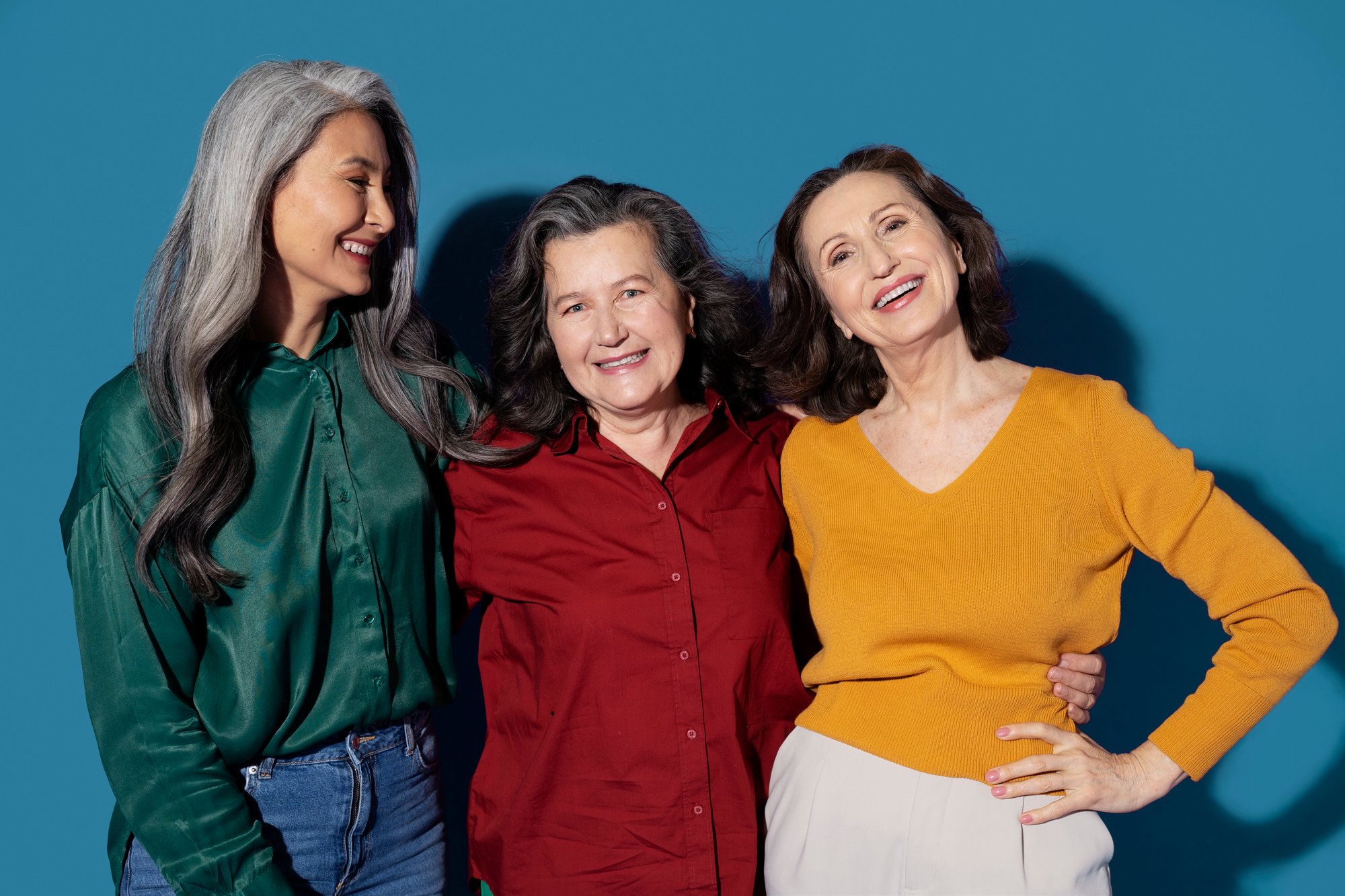 medium-shot-senior-friends-posing