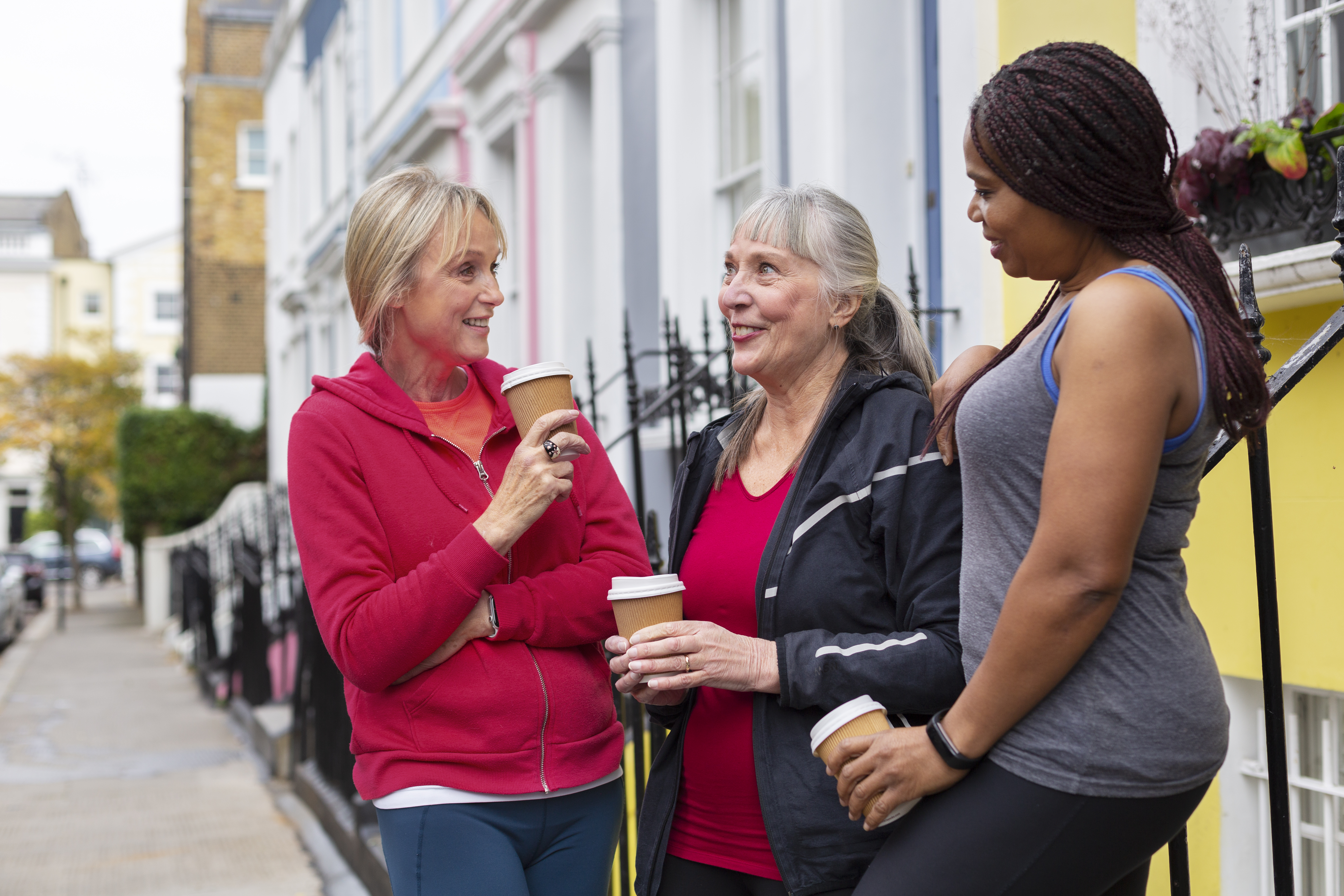 medium-shot-women-hanging-out